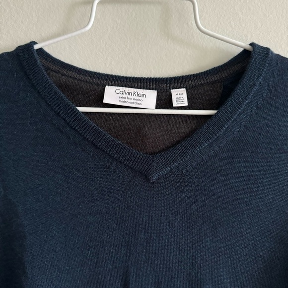 Calvin Klein V-Neck Extra Fine 100% Merino Wool Navy Blue Sweater Size Medium - Picture 2 of 14